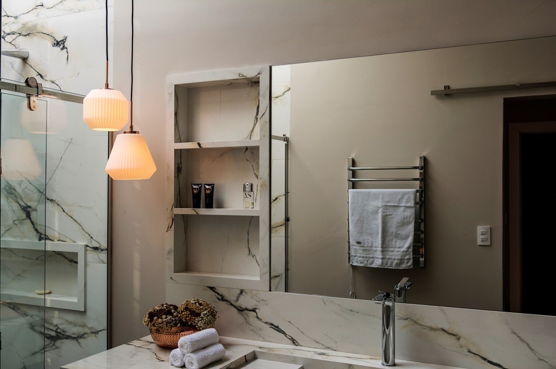 Banheiro com tons claros e clima relax / Projeto da arquiteta Isabella Nalon e da designer Sula Miranda/ Foto de Emerson Rodrigues
